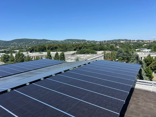 Installation photovoltaïque sur ombrières sur le site Mercedes-Benz Lyon Dardilly, au niveau 3.